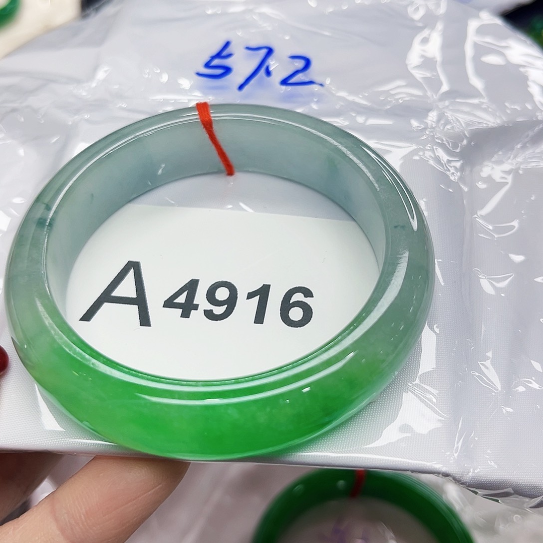 翡翠手镯未镶嵌小*多样性