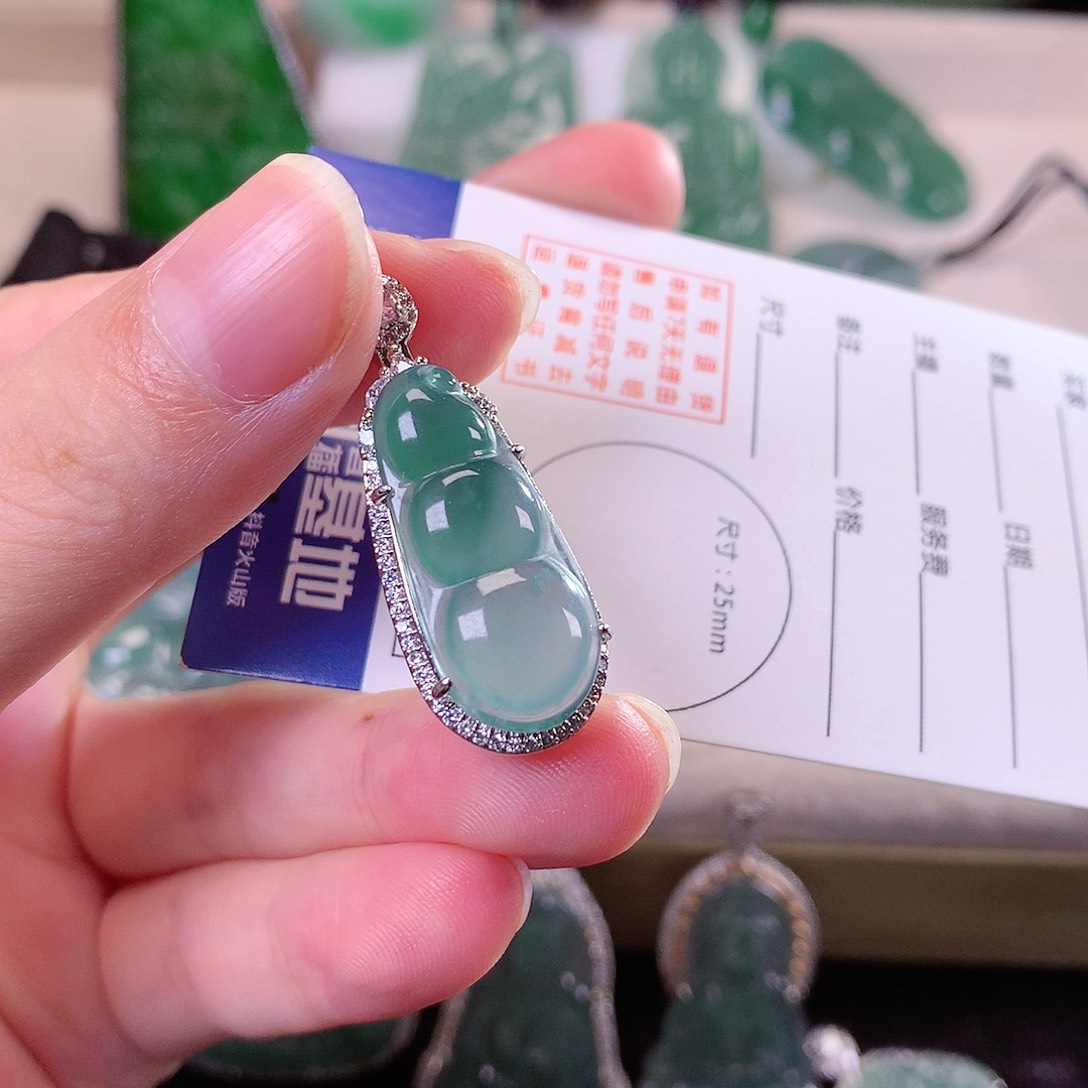 翡翠颈饰未镶嵌翡翠