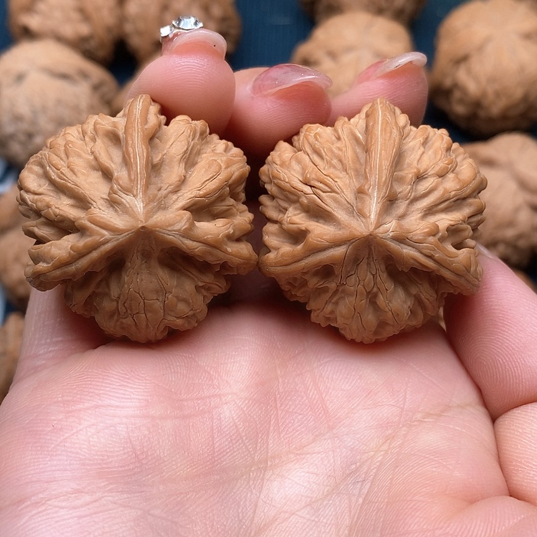 文玩核桃吊坠玉龙