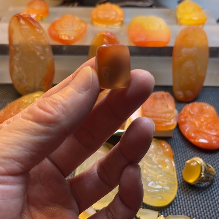 石英质玉颈饰未镶嵌金***者