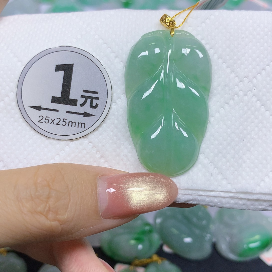 颈饰18K金镶嵌翡翠挂件