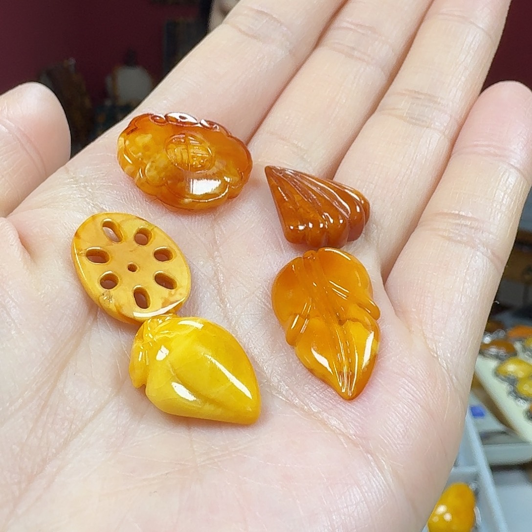 蜜蜡未镶嵌颈饰吊坠一组