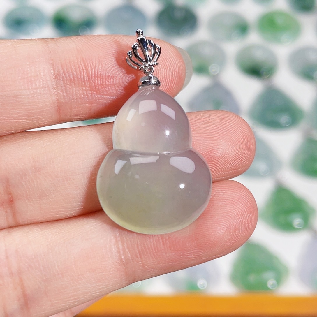 颈饰18K金镶嵌翡翠吊坠