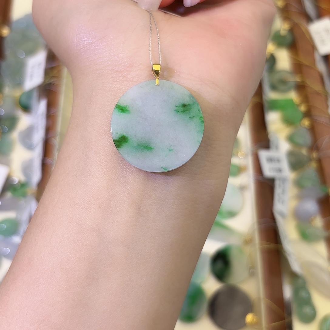 乐***姐翡翠18K金镶嵌颈饰无事牌