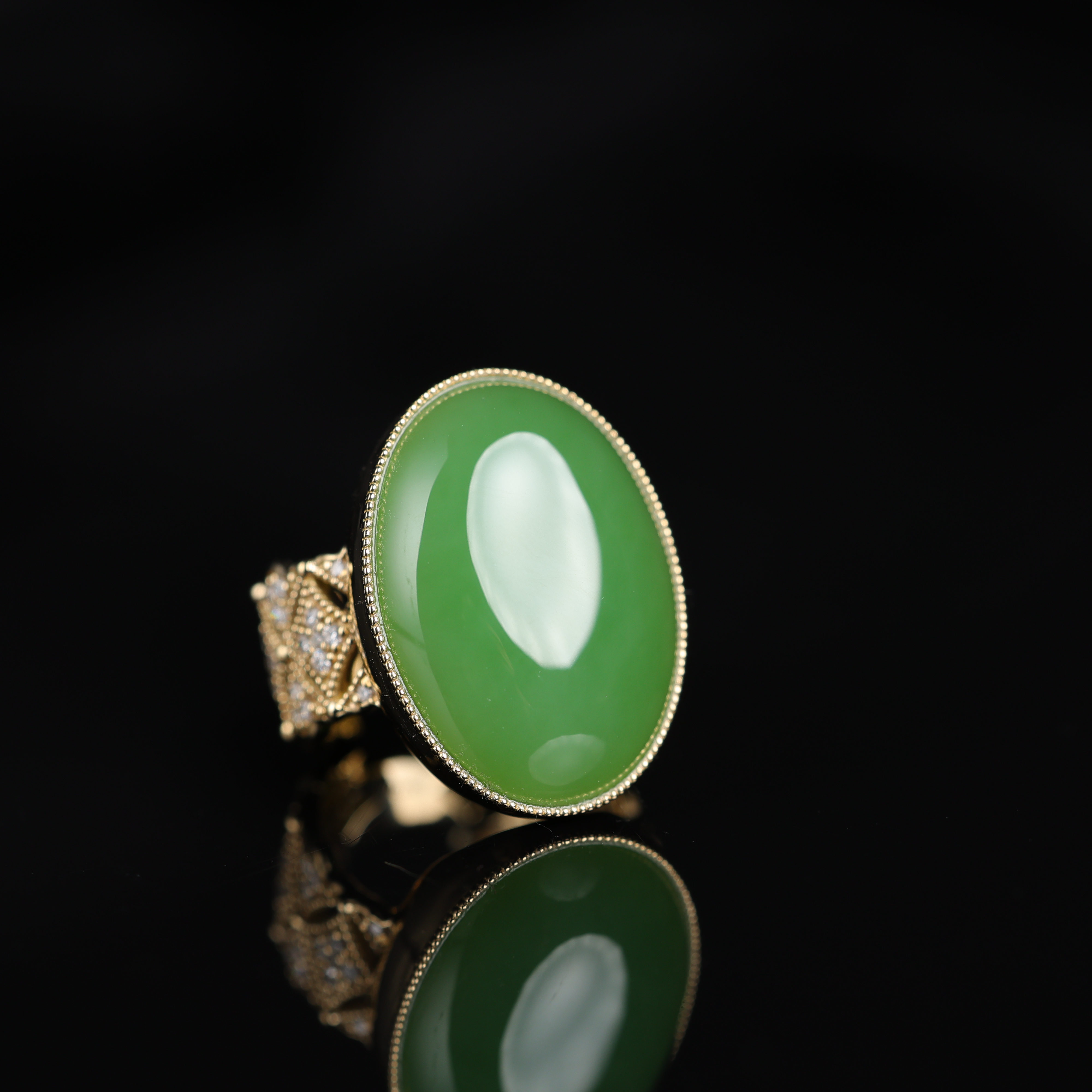 本真 | 乐安 | 珍藏级精品和田玉高色苹果绿大蛋面戒指（备注圈口）