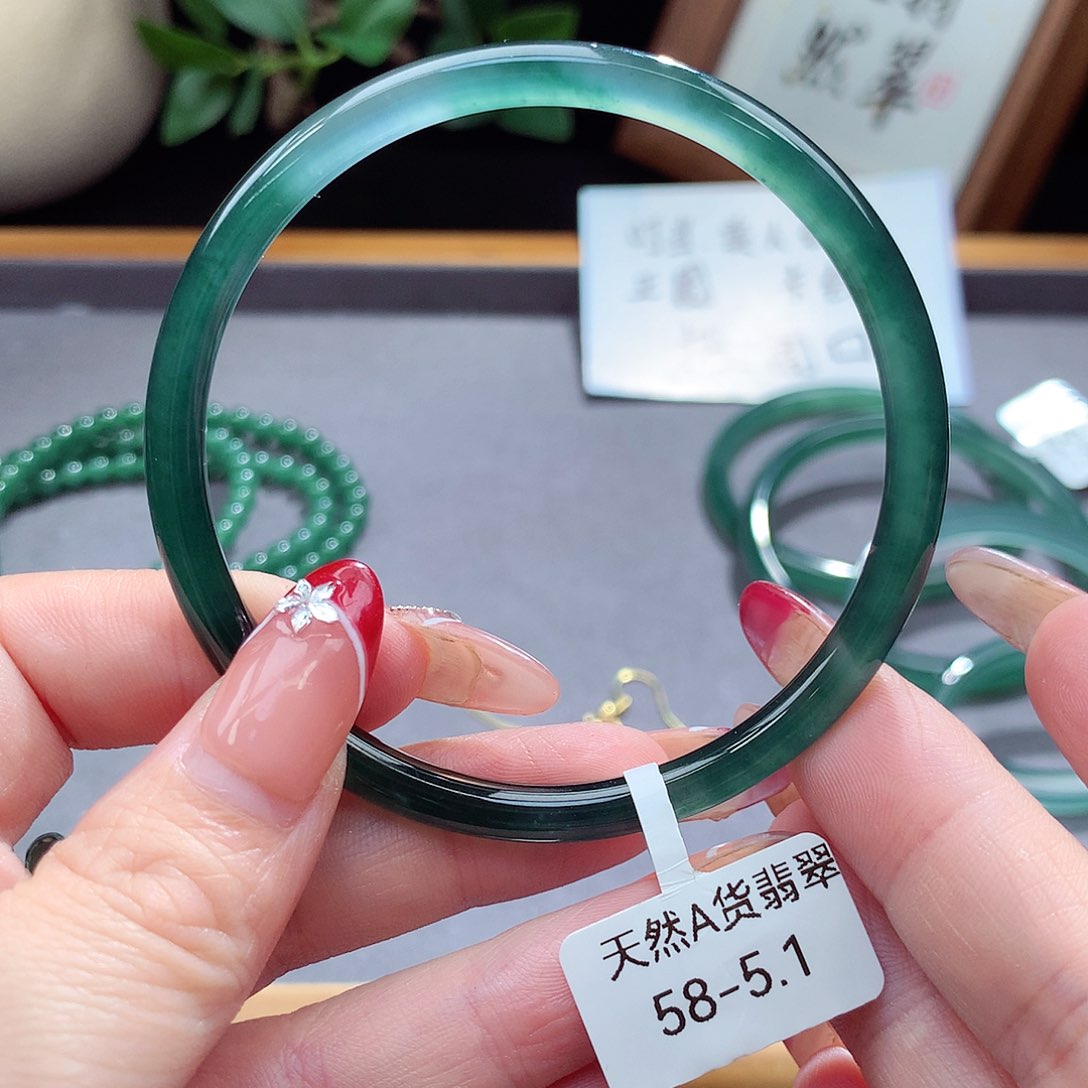 翡翠手镯（圆镯）未镶嵌真**.