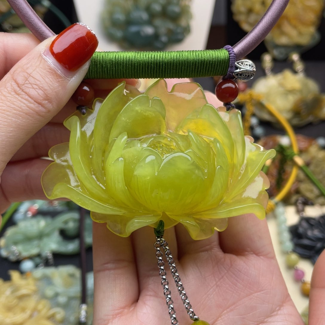 蛇纹石玉颈饰未镶嵌