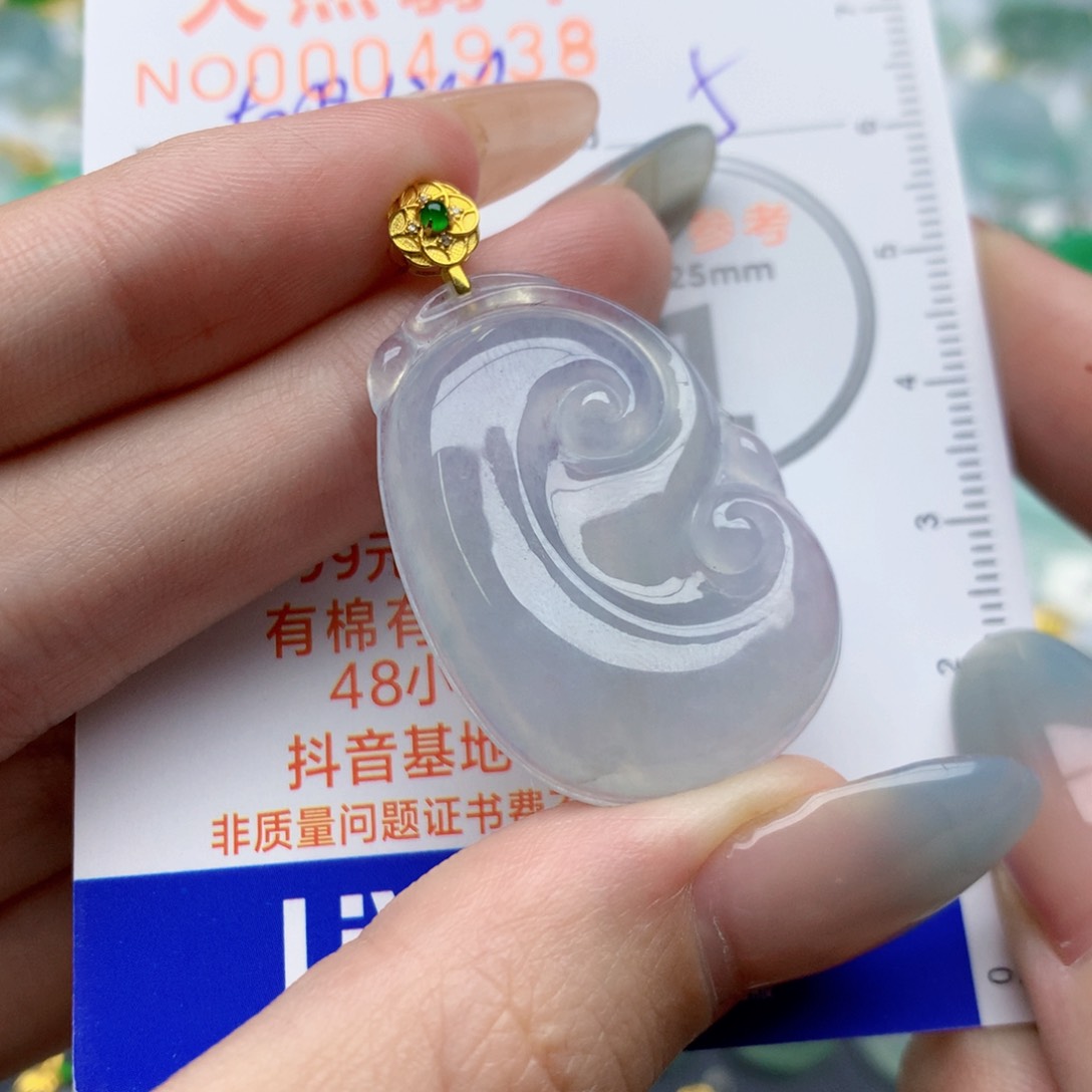 翡翠18K金镶嵌颈饰如意