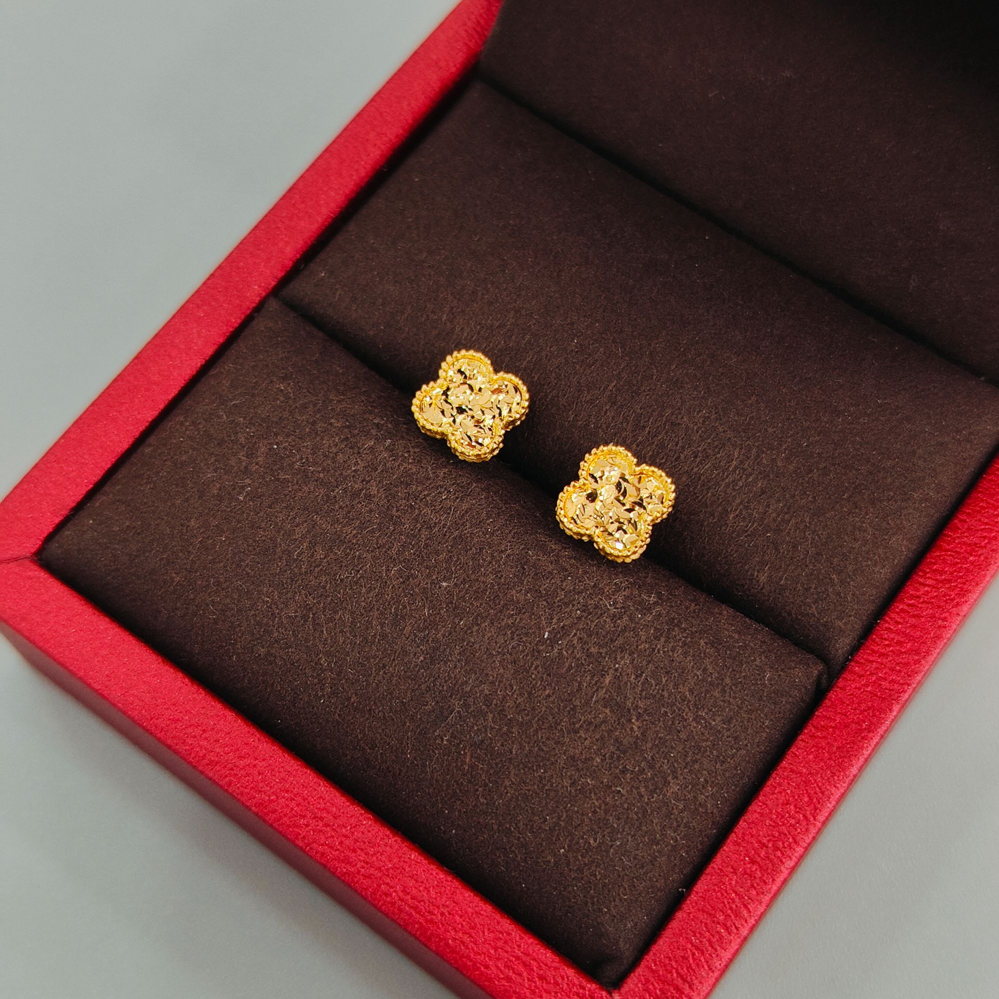 珺铺黄金 足金999【一店】厚款碎碎冰四叶草直针款式精美简约耳饰