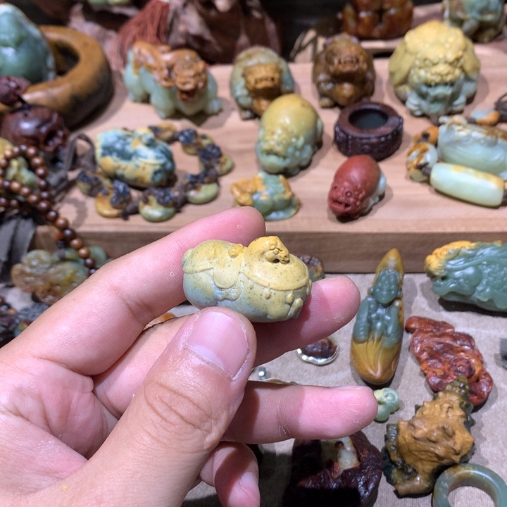 未镶嵌岫岩河磨玉（透闪石质玉）挂件