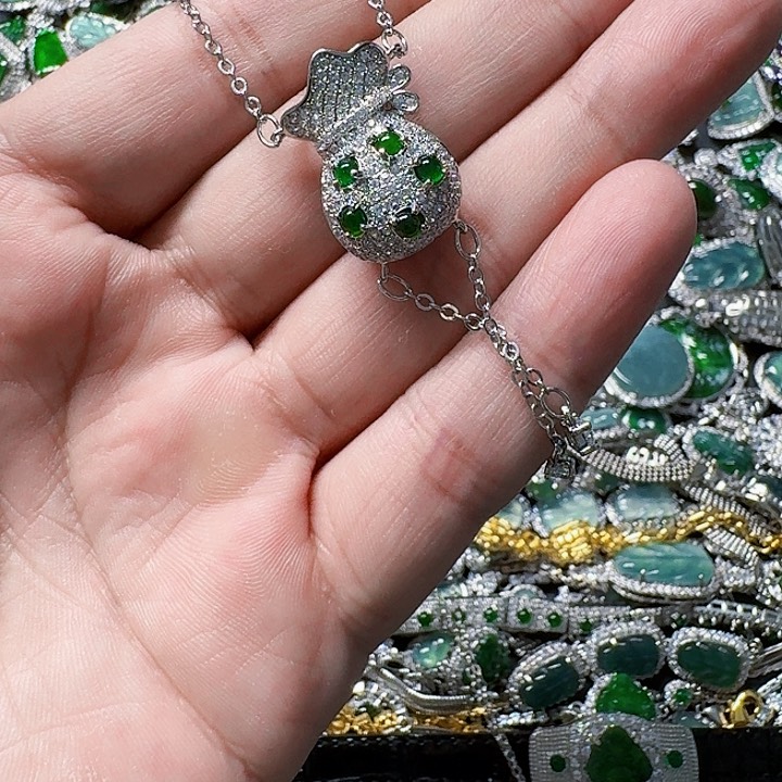 翡翠颈饰未镶嵌天然A货翡翠放漏