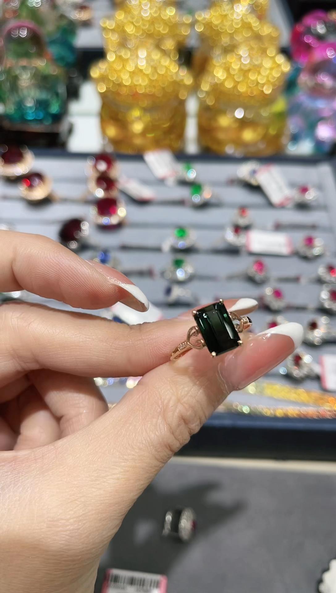 18K金镶嵌碧玺戒指