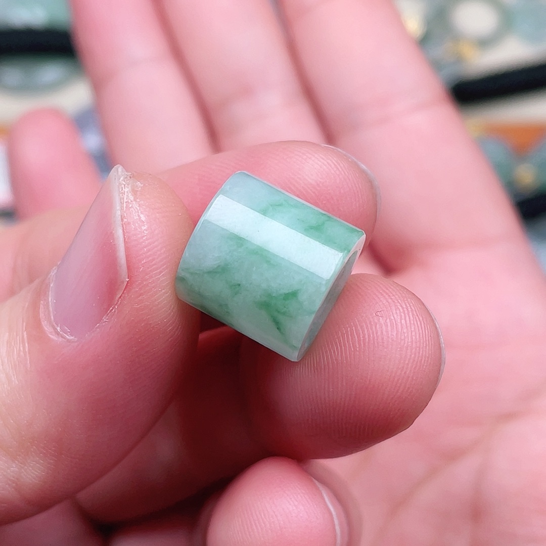 翡翠未镶嵌颈饰路路通