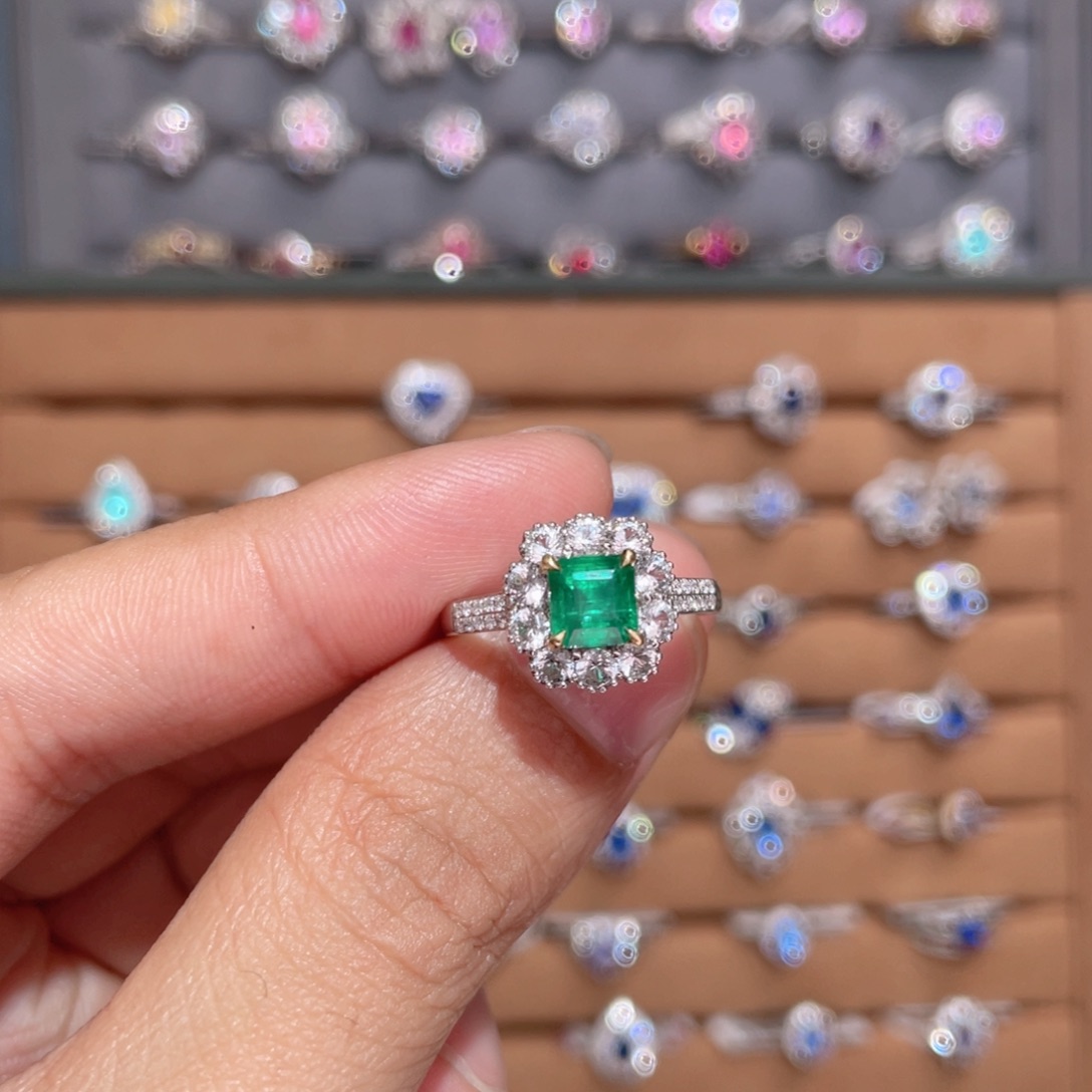 祖母绿戒指18K金镶嵌0.97ct 