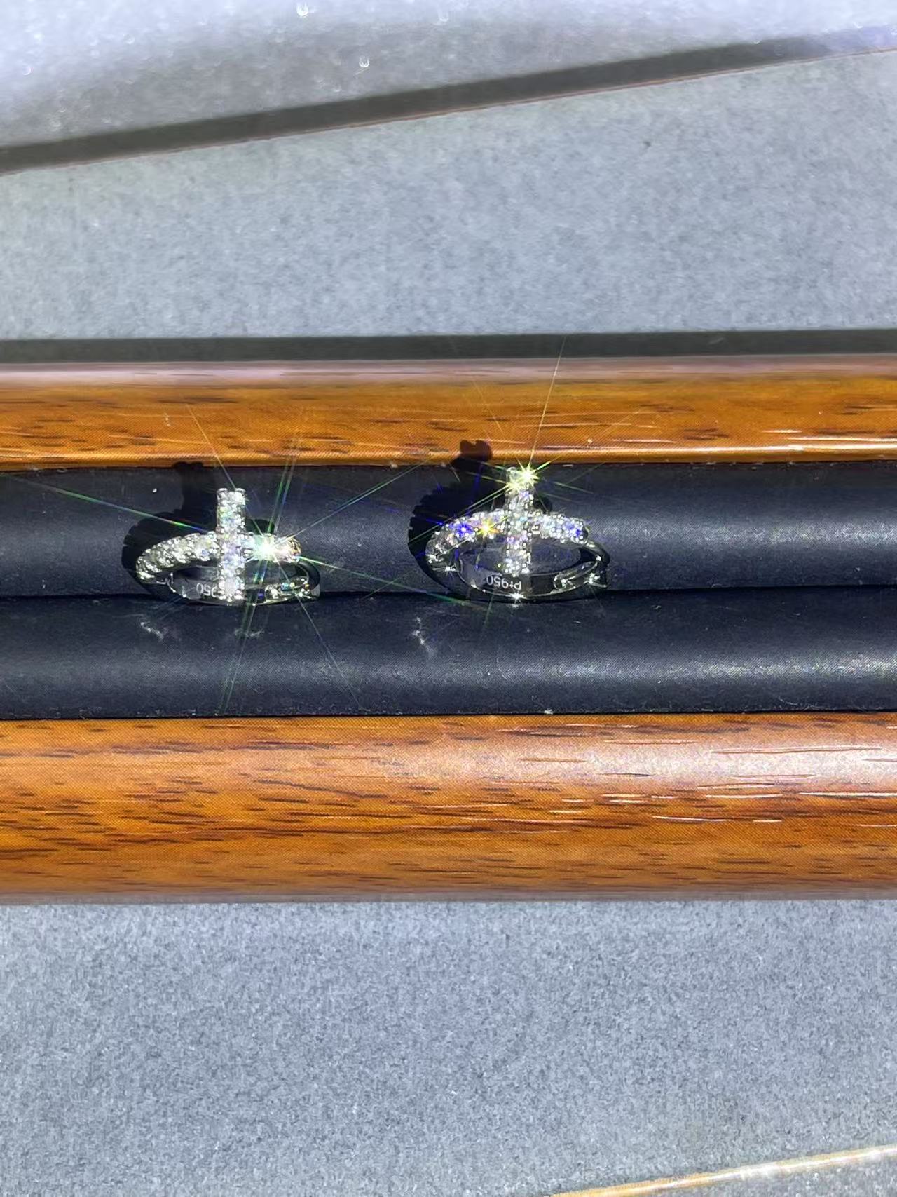 a2609白色满镶十字耳扣多样性发货