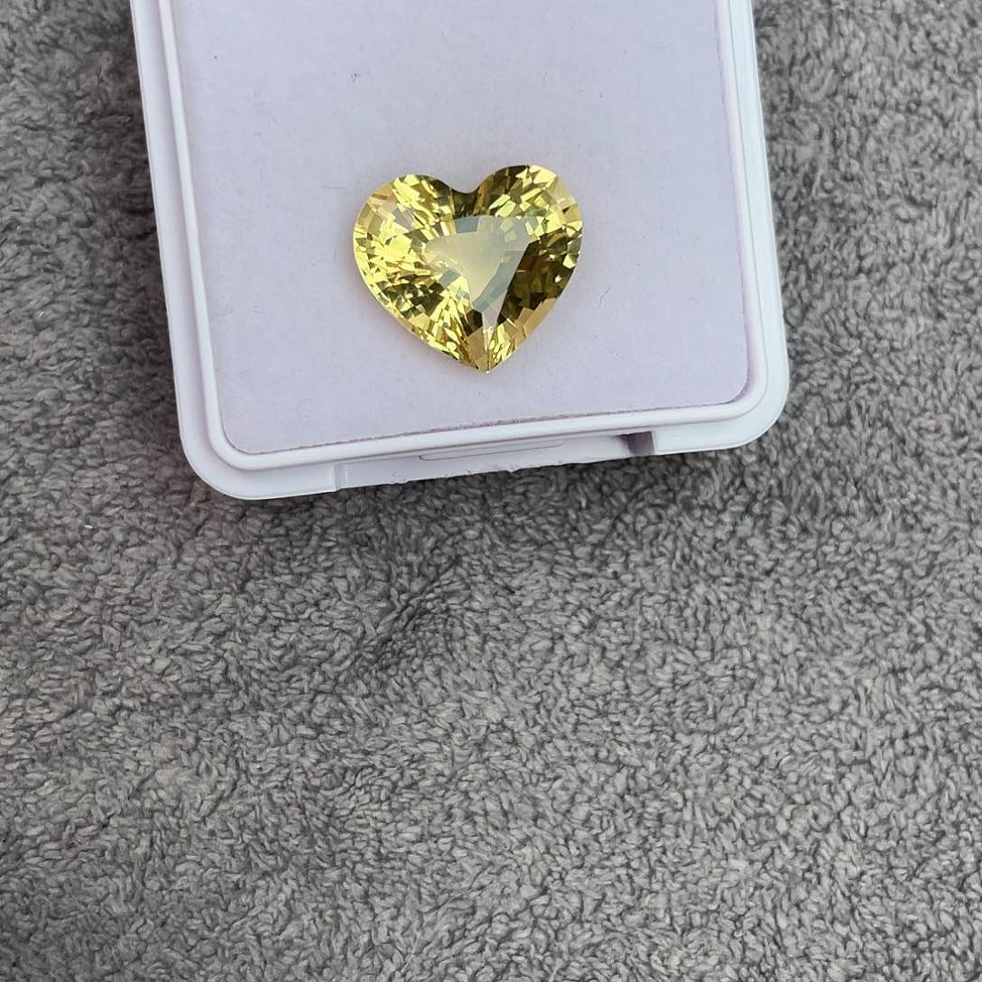 绿柱石裸石未镶嵌8.2Ct。  