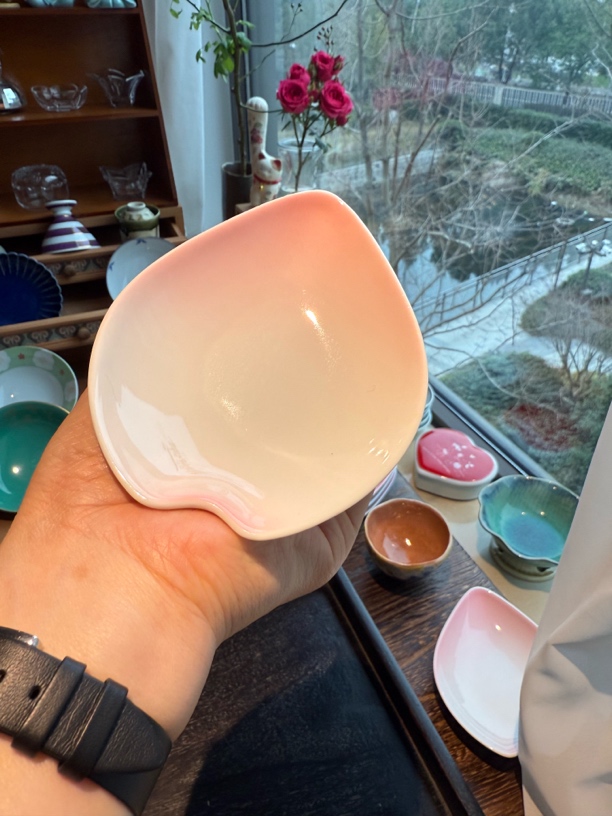 粉嘟嘟的一只盘子陶瓷粉色