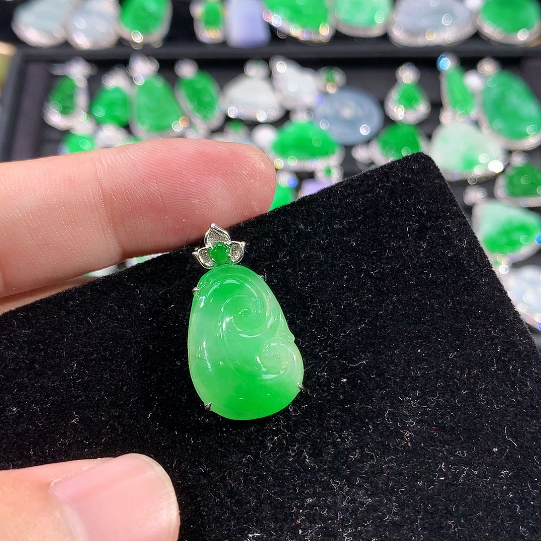 翡翠18K金镶嵌颈饰