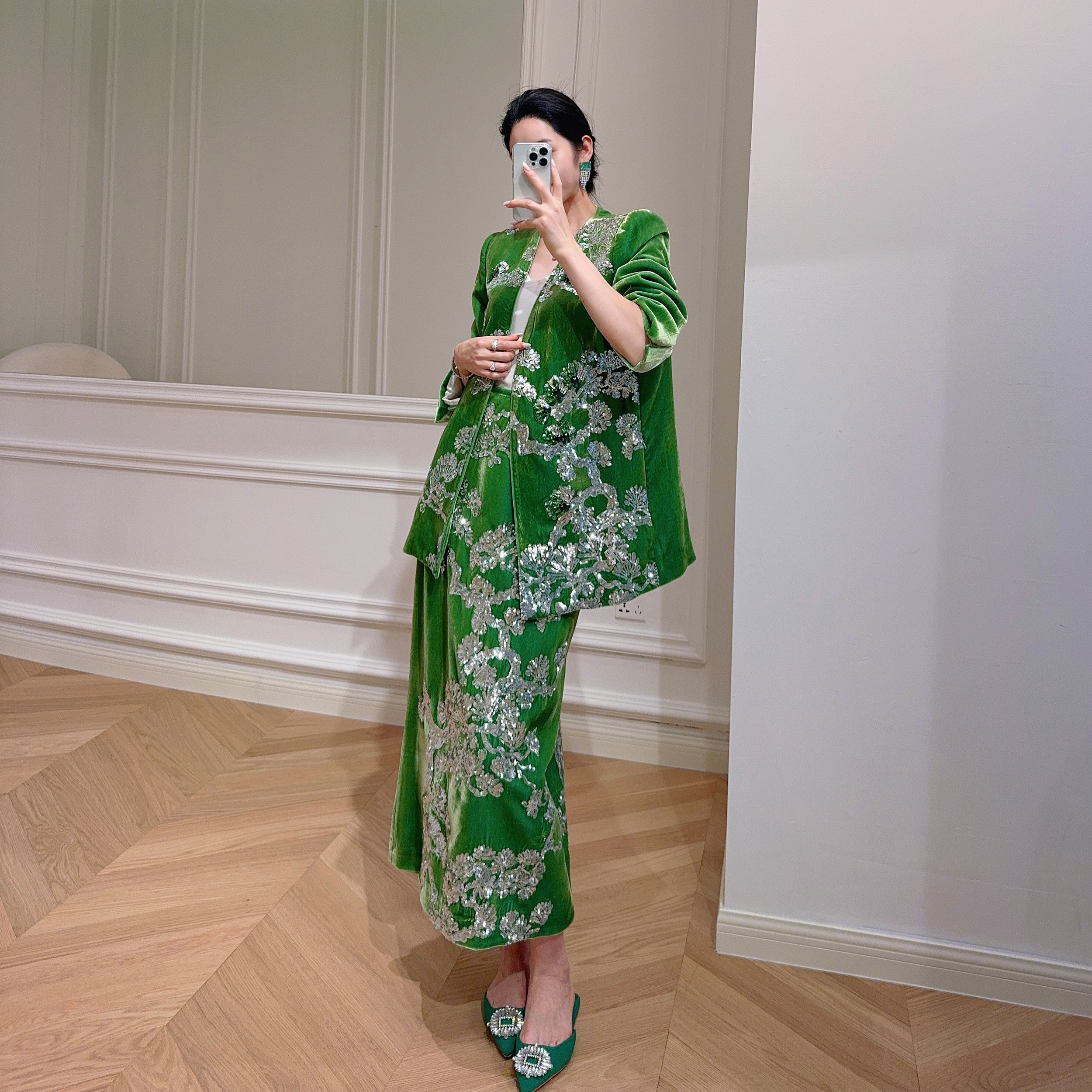 嫚渡华妃新中式高定质感真丝丝绒重工刺绣手工钉珠V领外套半身裙