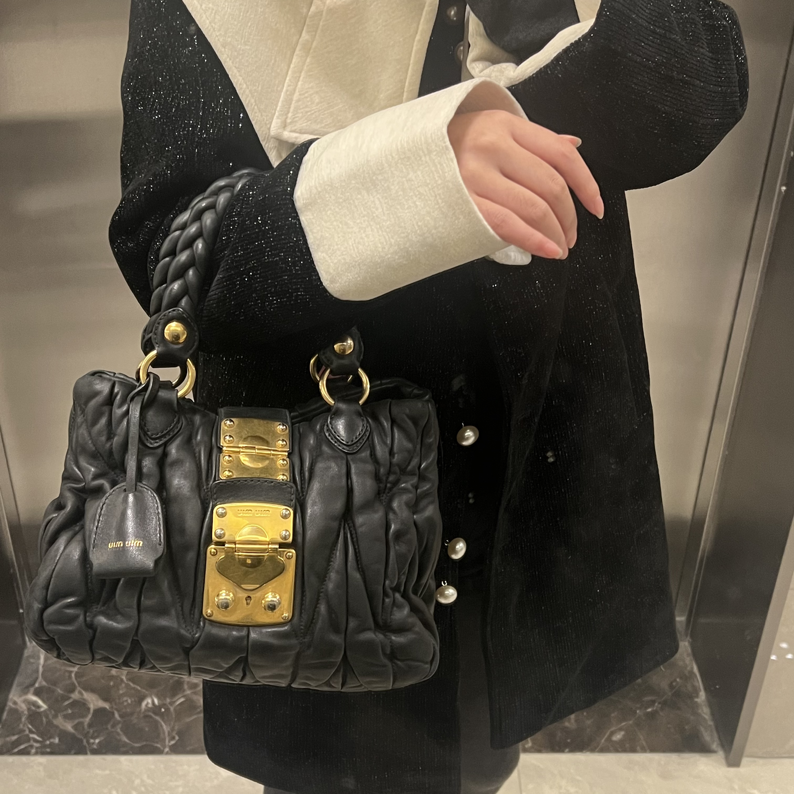 95新 MIU MIU/缪缪 95新miumiu黑金褶皱元宝手提包