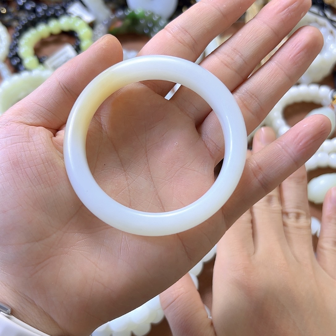 当***郎和田玉未镶嵌手镯