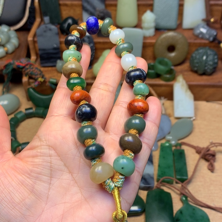 N***n和田玉未镶嵌颈饰