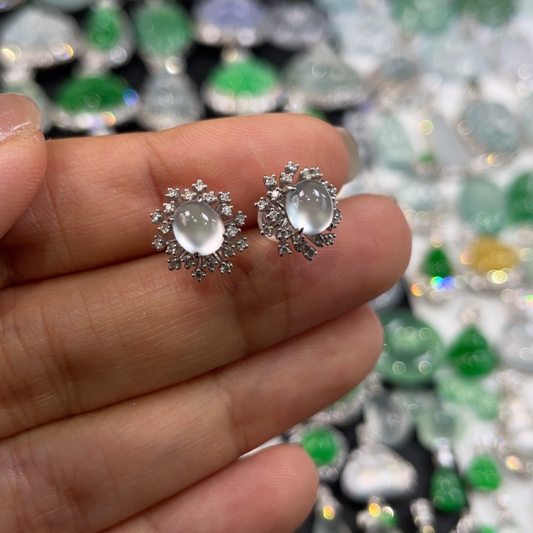 颈饰18K金镶嵌翡翠