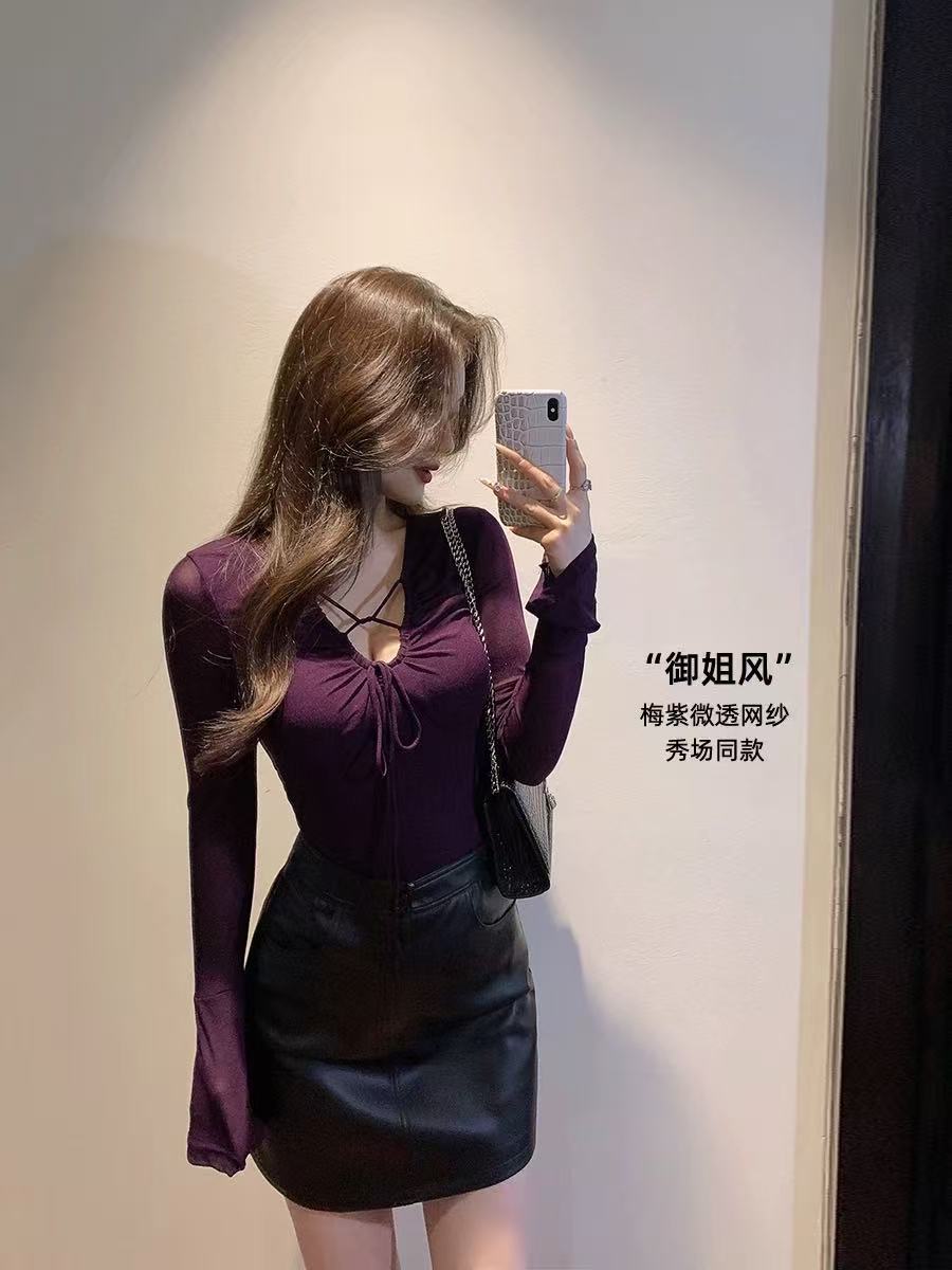 辣妹紫色镂空V领长袖T恤女秋修身显瘦御姐百搭上衣+皮裙套装