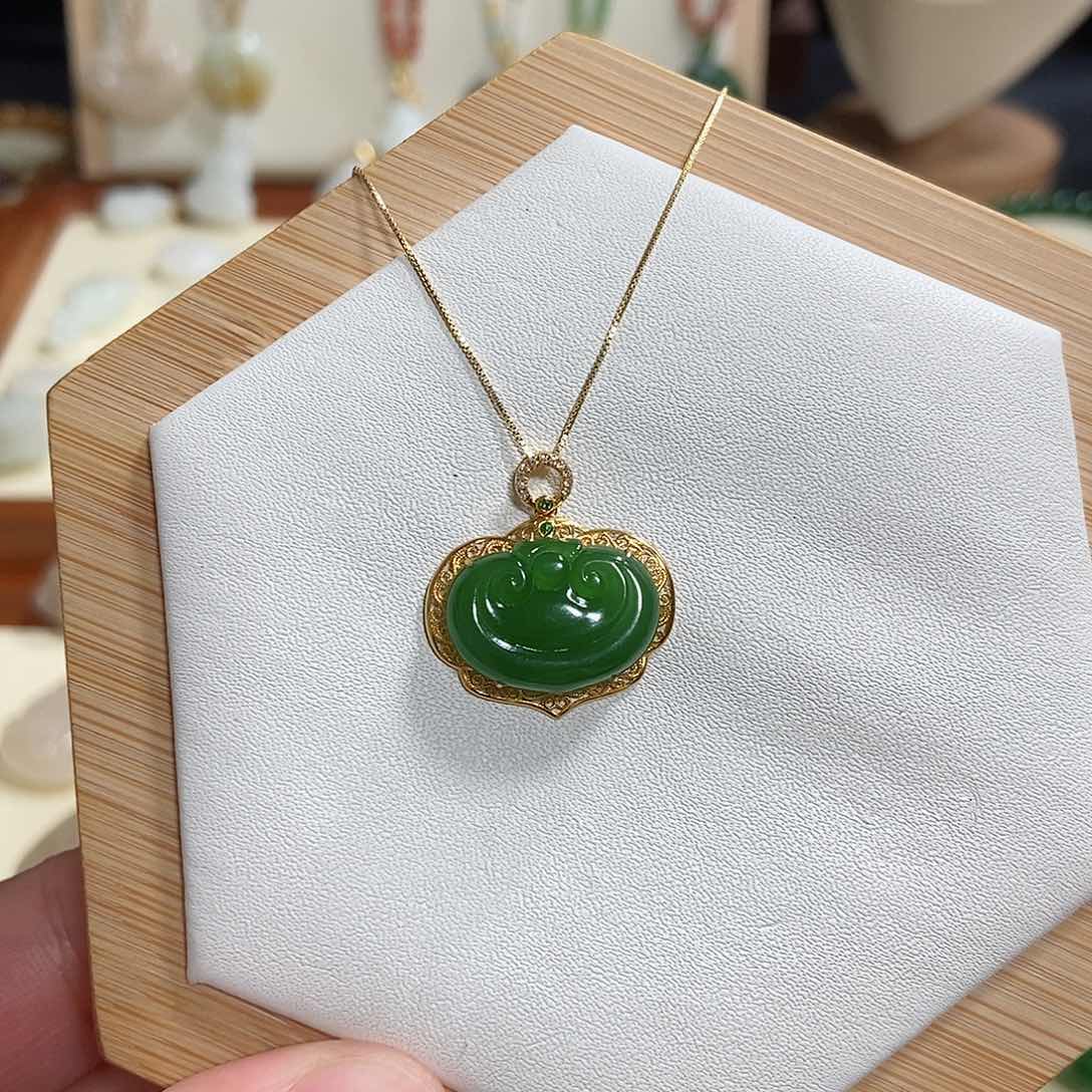 和田玉吊坠(赠链)18K金镶嵌摇*