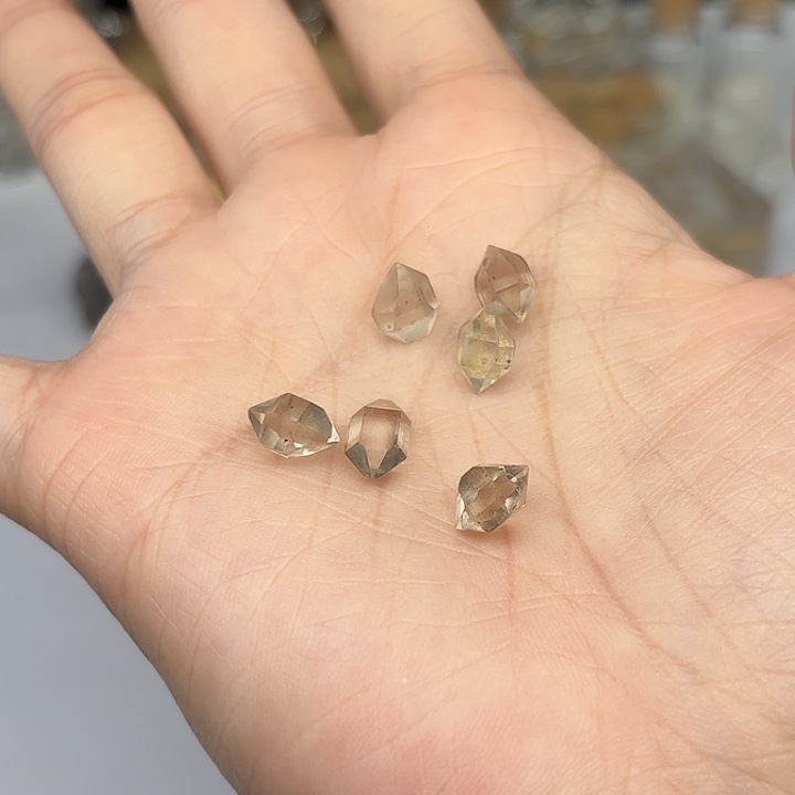 水晶颈饰未镶嵌6颗茶闪灵钻