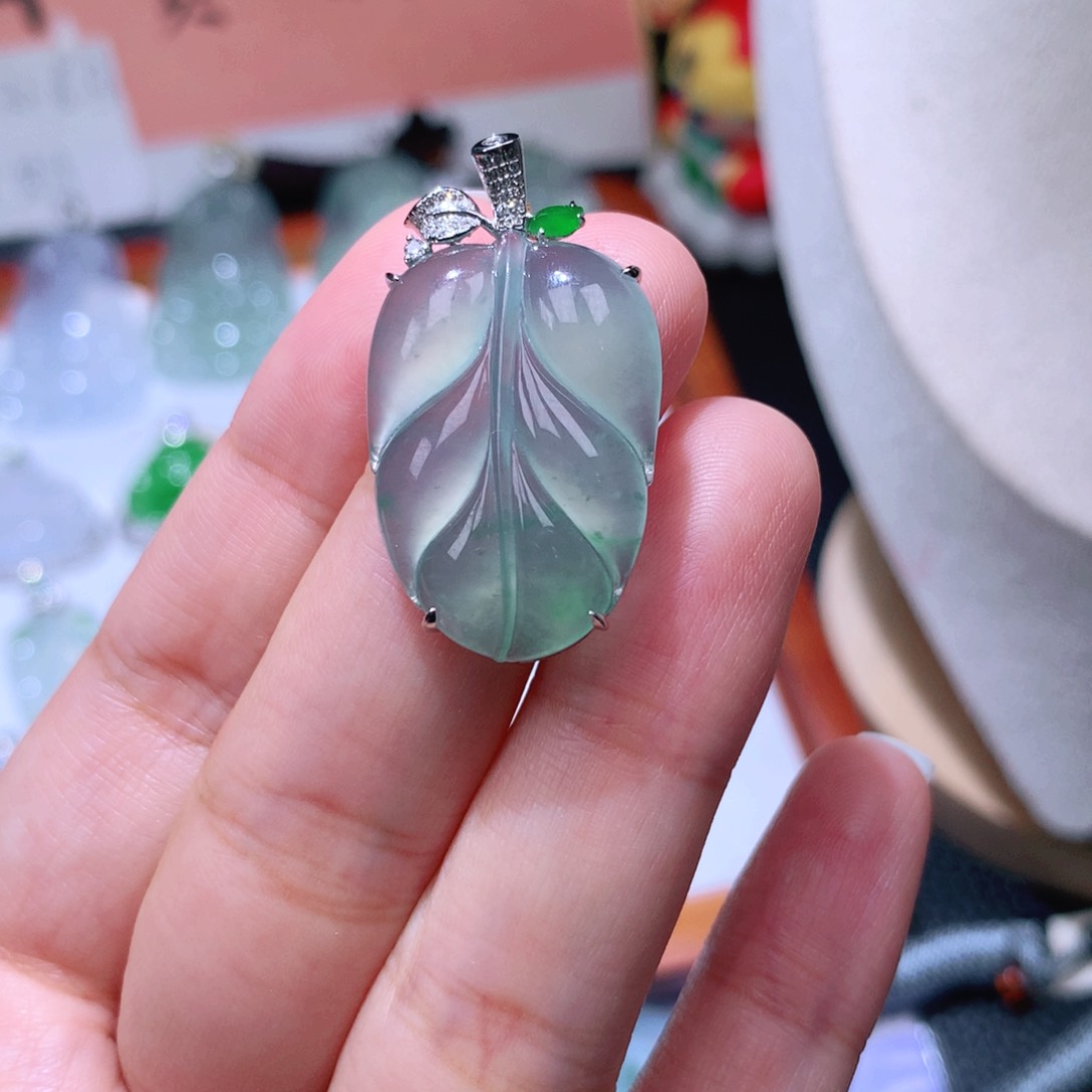 颈饰18K金镶嵌翡翠叶子