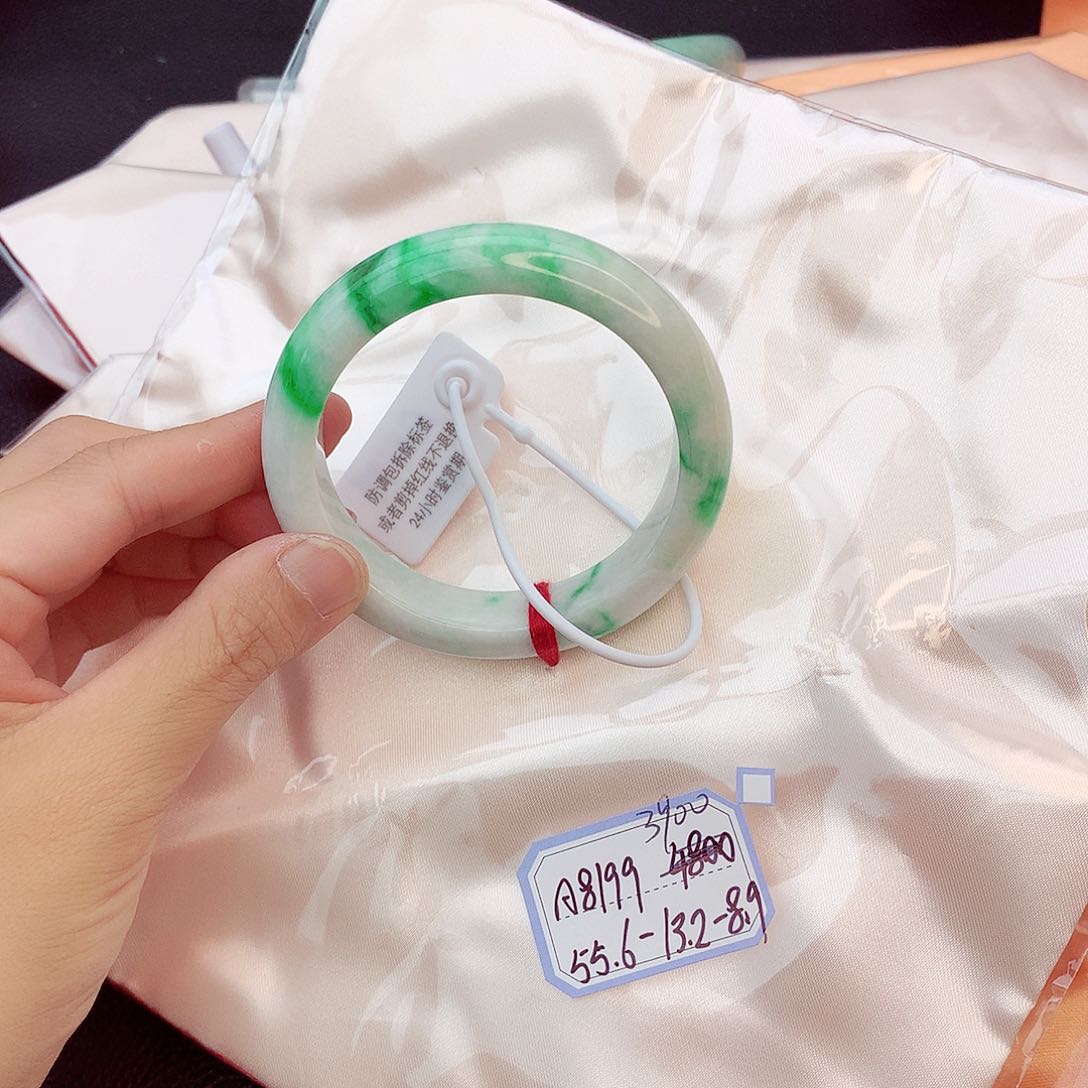 翡翠手镯未镶嵌翡翠