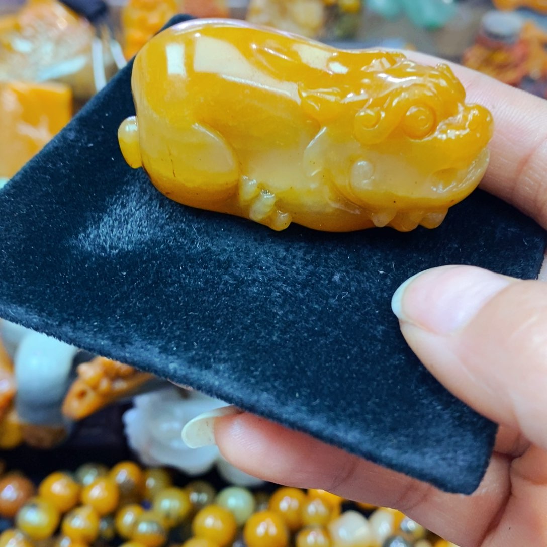 未镶嵌石英质玉（黄龙玉）颈饰