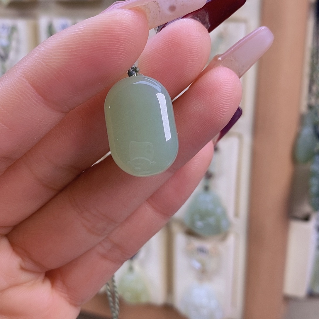 咕***噜和田玉未镶嵌颈饰