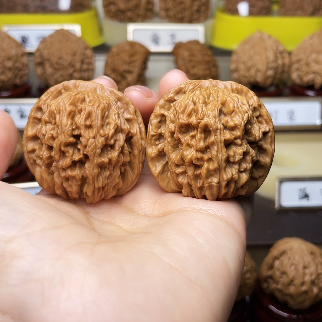 把件文玩核桃左****J四座楼40左右