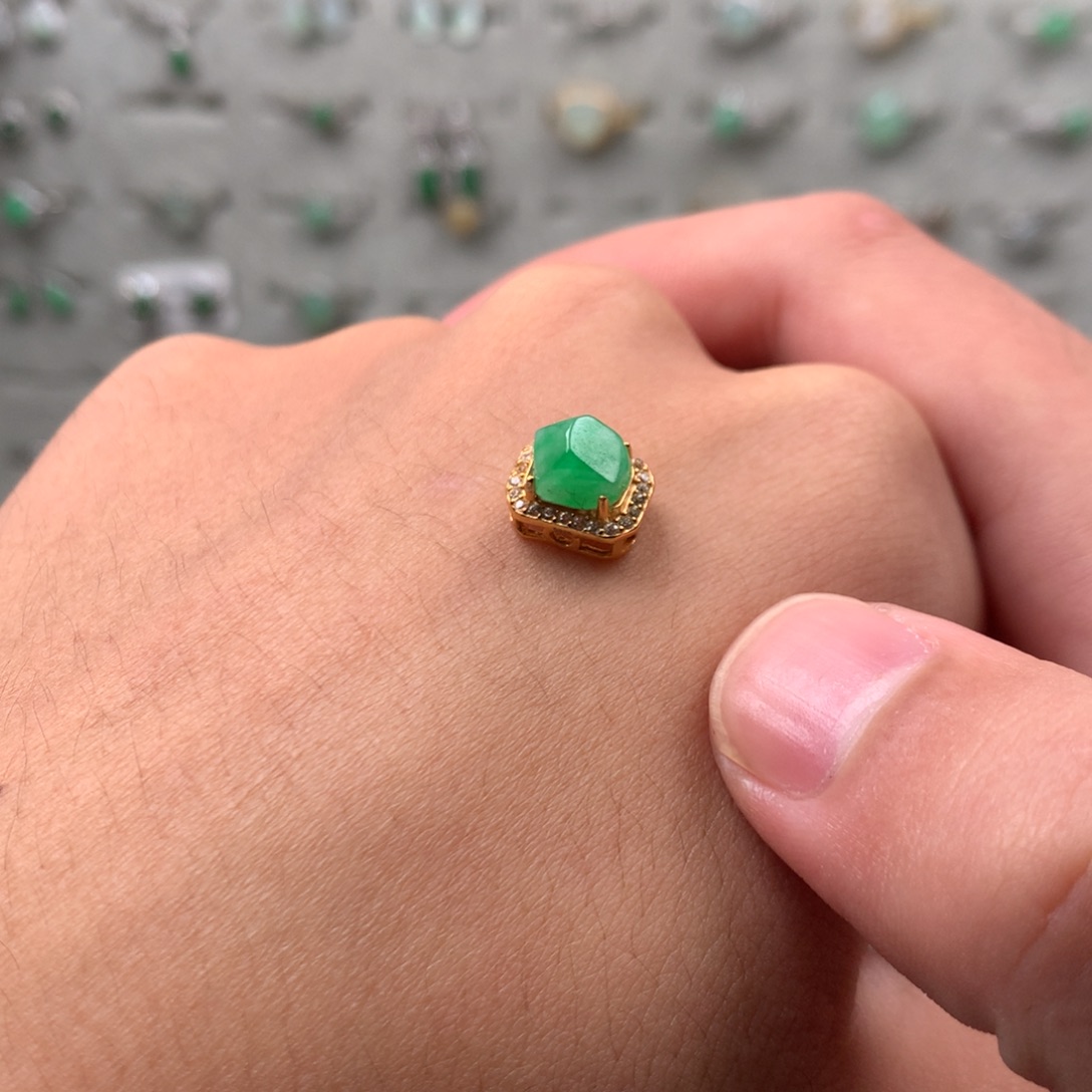 翡翠未镶嵌颈饰你是