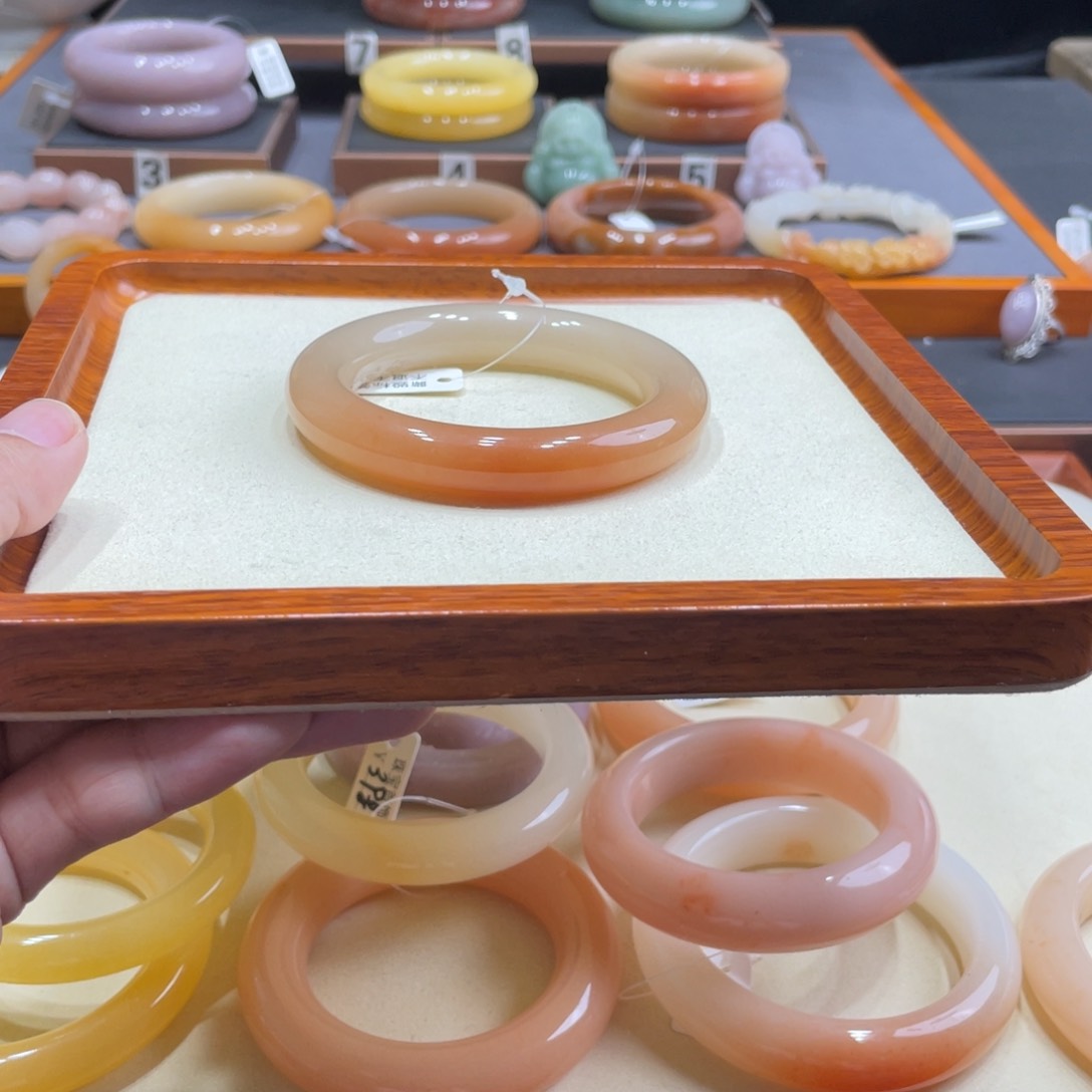 石英质玉手镯未镶嵌清***?