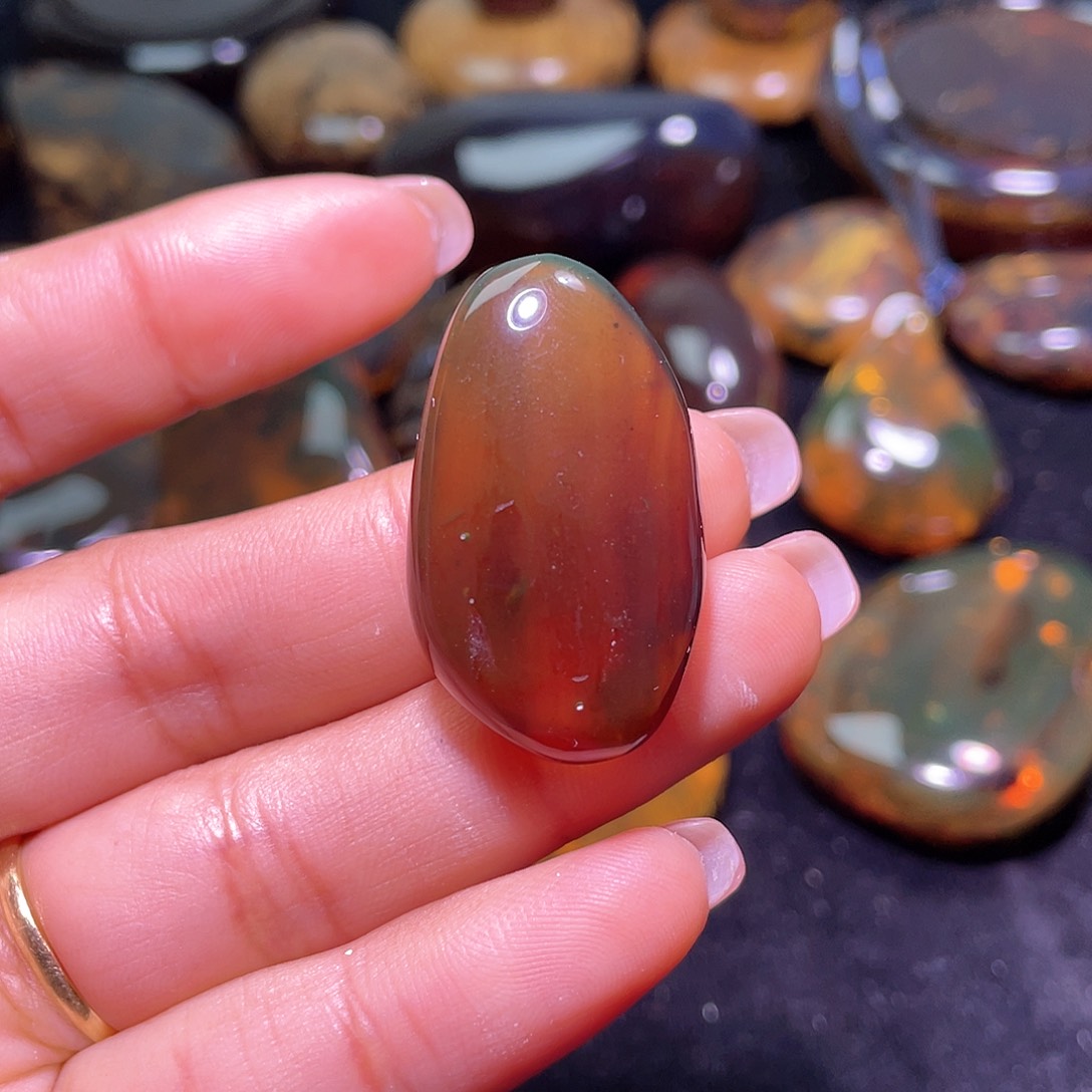 琥珀裸石未镶嵌？