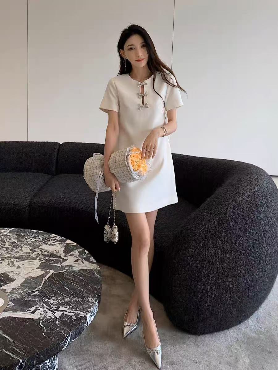 春季高级设计感小众穿搭通勤气质显瘦优雅米白色短袖6689