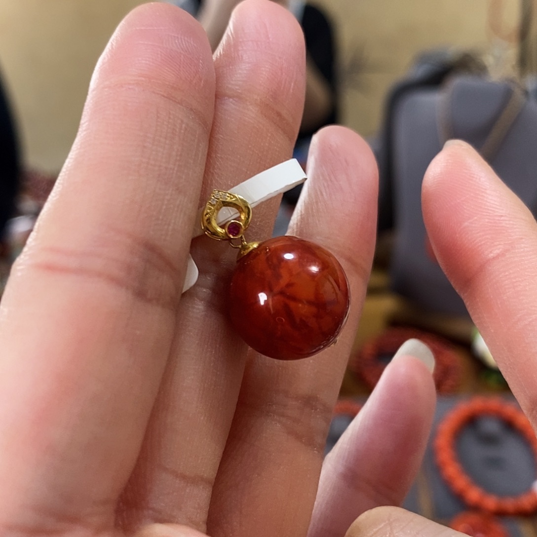 18K金镶嵌吊坠15mm原矿南红玛瑙