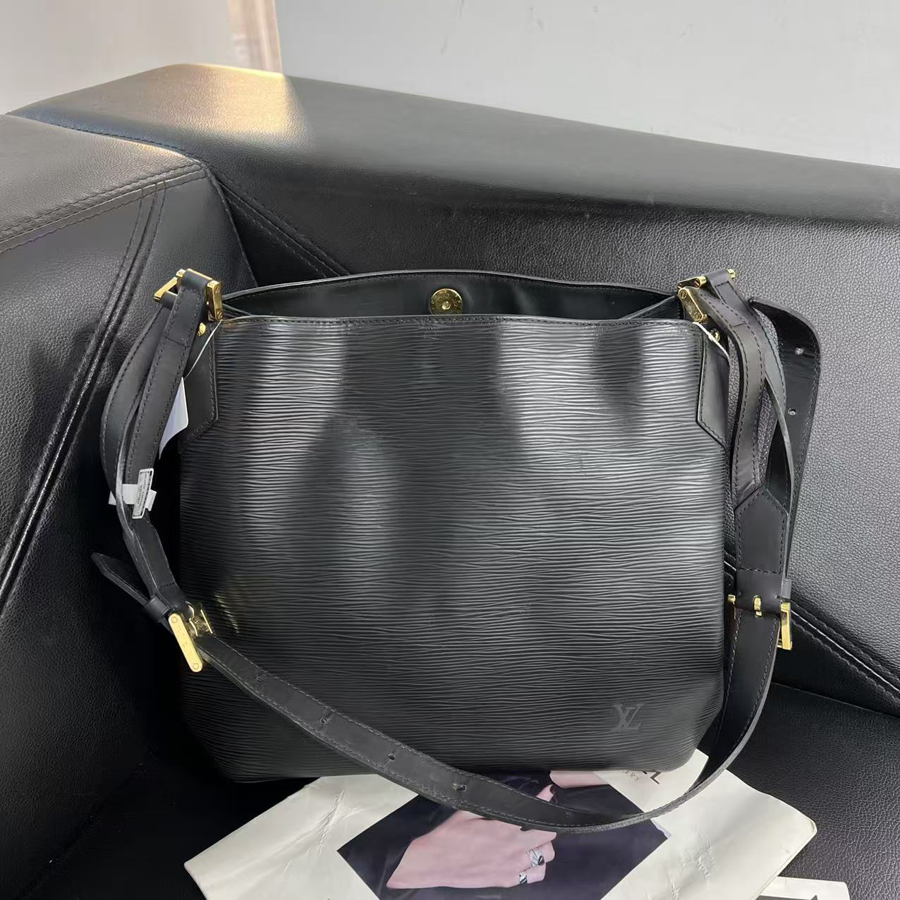 95新 LouisVuitton/路易威登 捐金沉珠/水波纹单肩