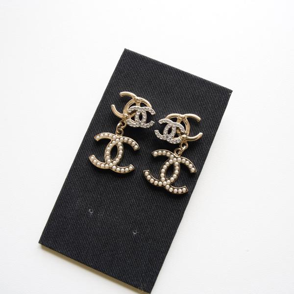 Chanel 珍珠双C吊坠耳钉