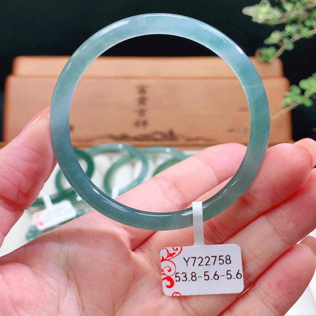 翡翠手镯未镶嵌天然