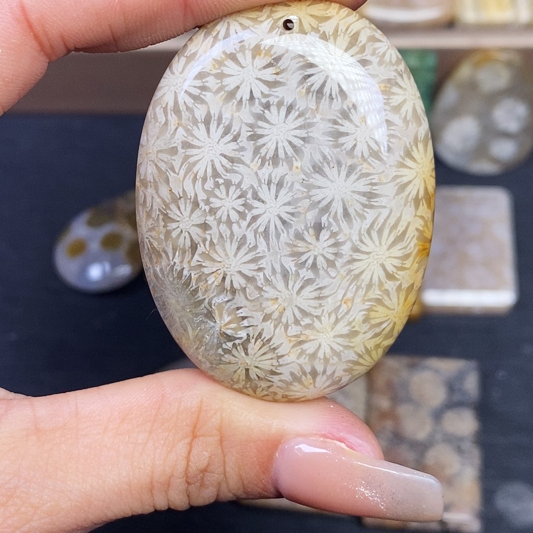 硅化玉颈饰合金花***?