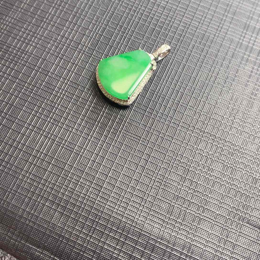 翡翠颈饰18K金镶嵌翡翠