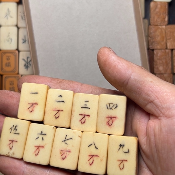 历***国实心竹雕刻手把件
