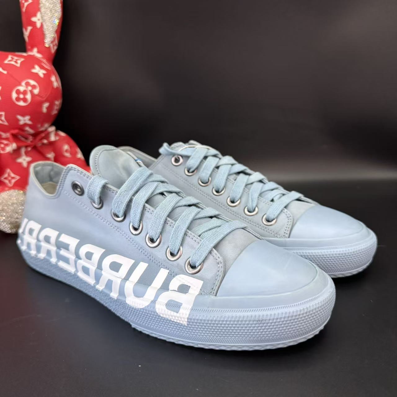 95新 BURBERRY/博柏利 【AO福利】41欧码 浅蓝色休闲板鞋77140