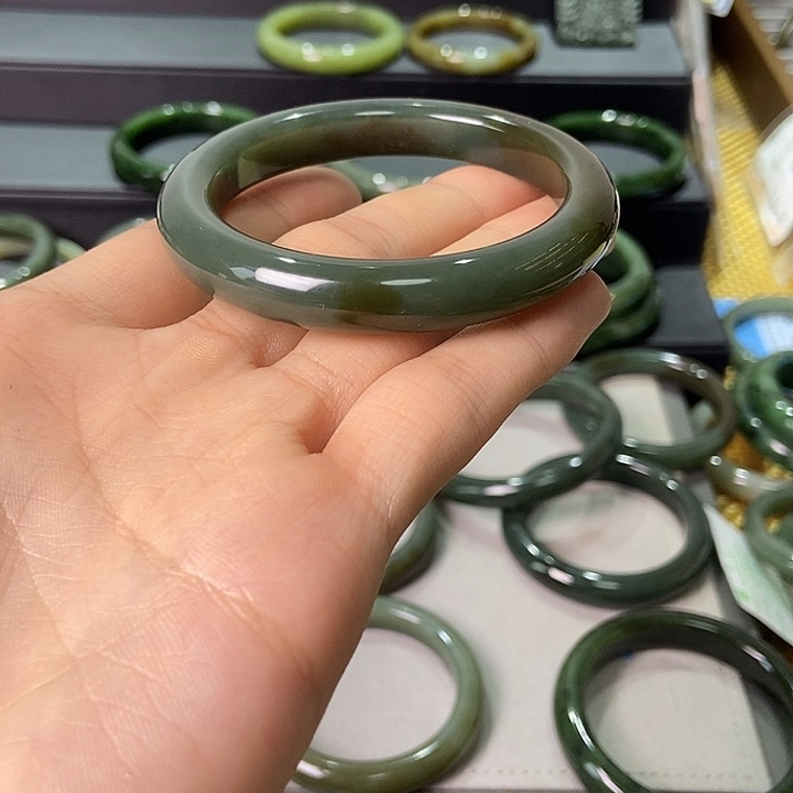 和田玉未镶嵌手镯