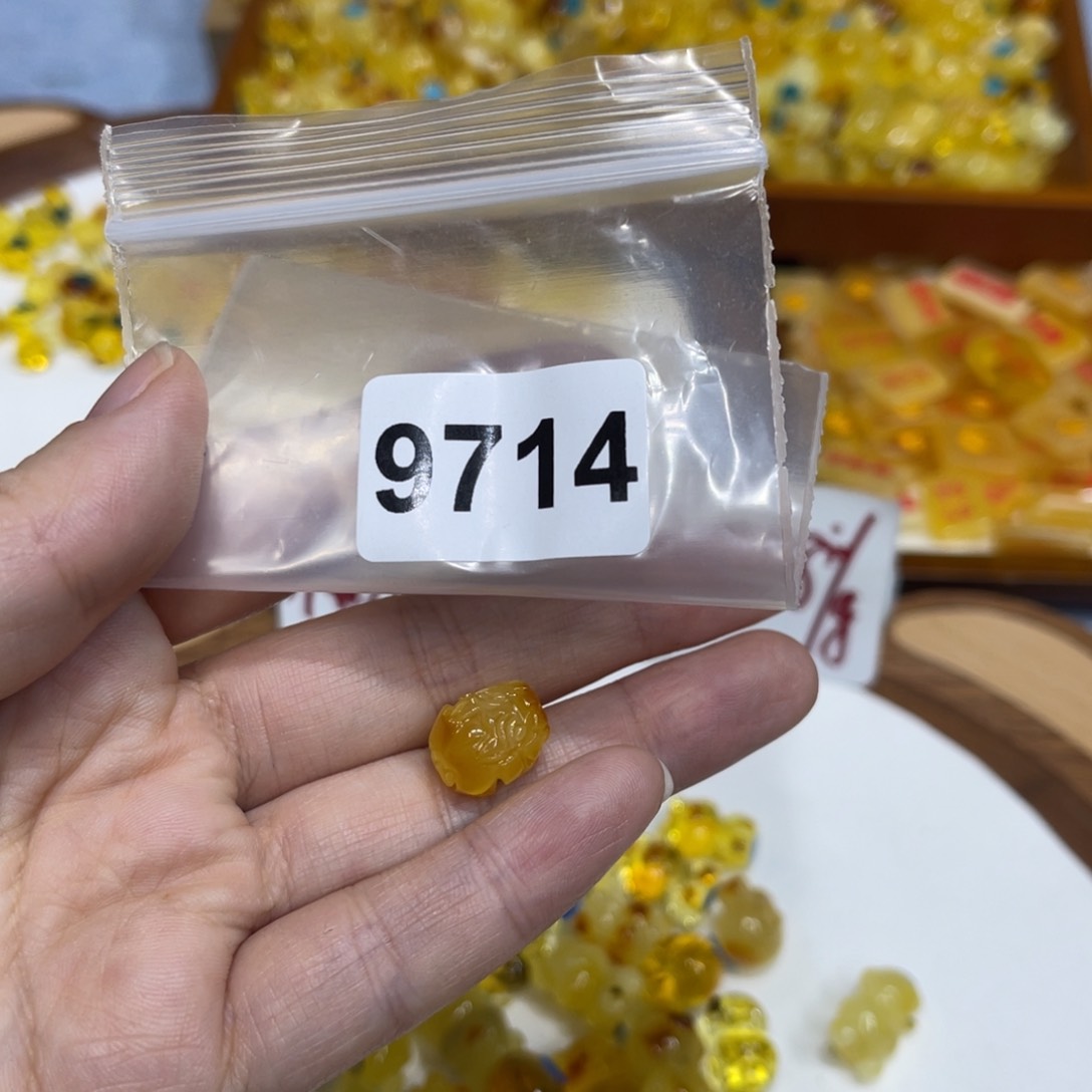 琥珀珠宝奇石未镶嵌