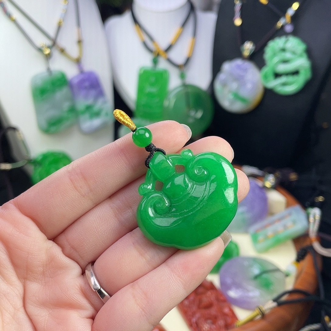 翡翠未镶嵌吊坠(赠链)